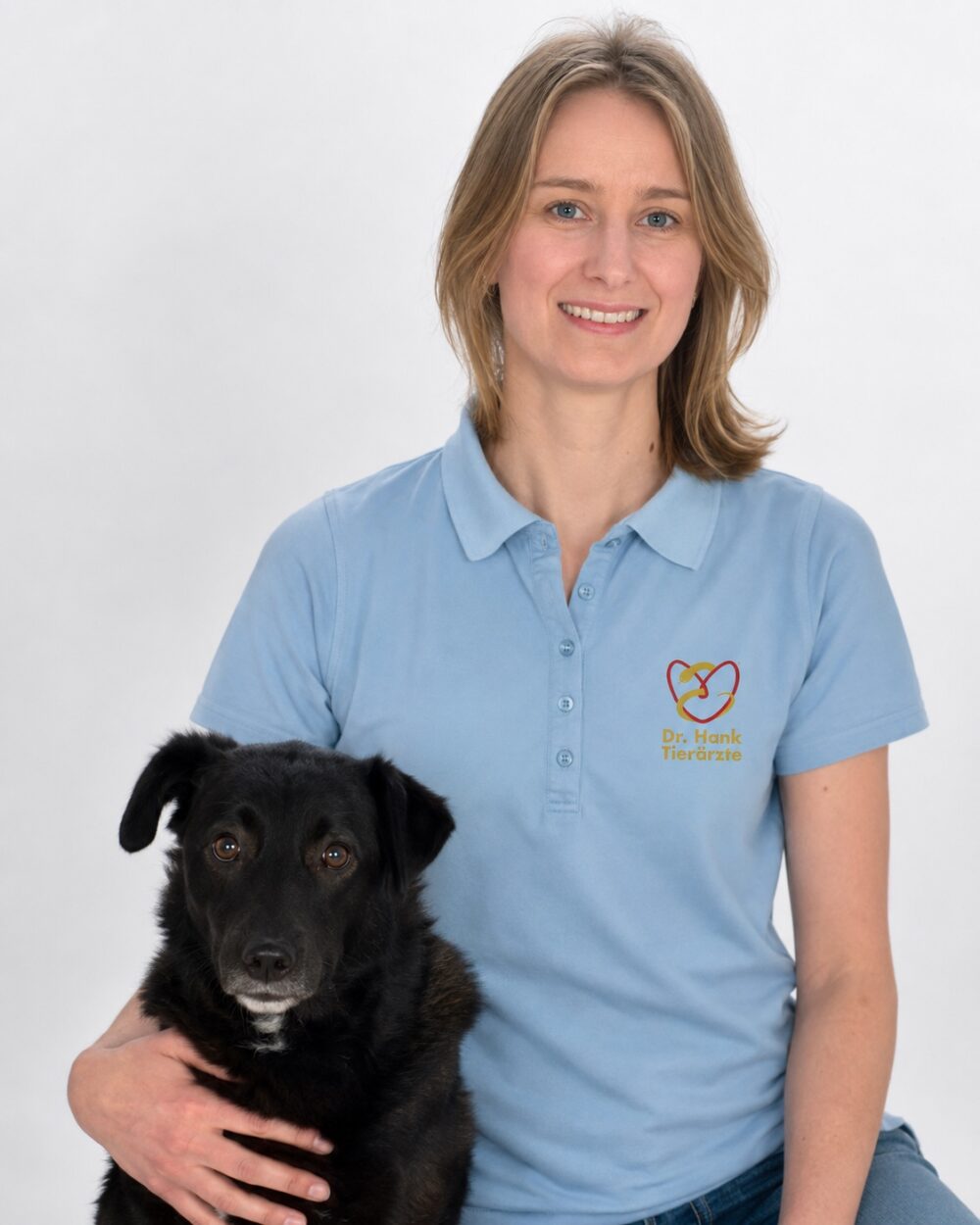 Merle Carina Meyer, Tierärztin bei Dr. Hank Tierärzte, mit Hund