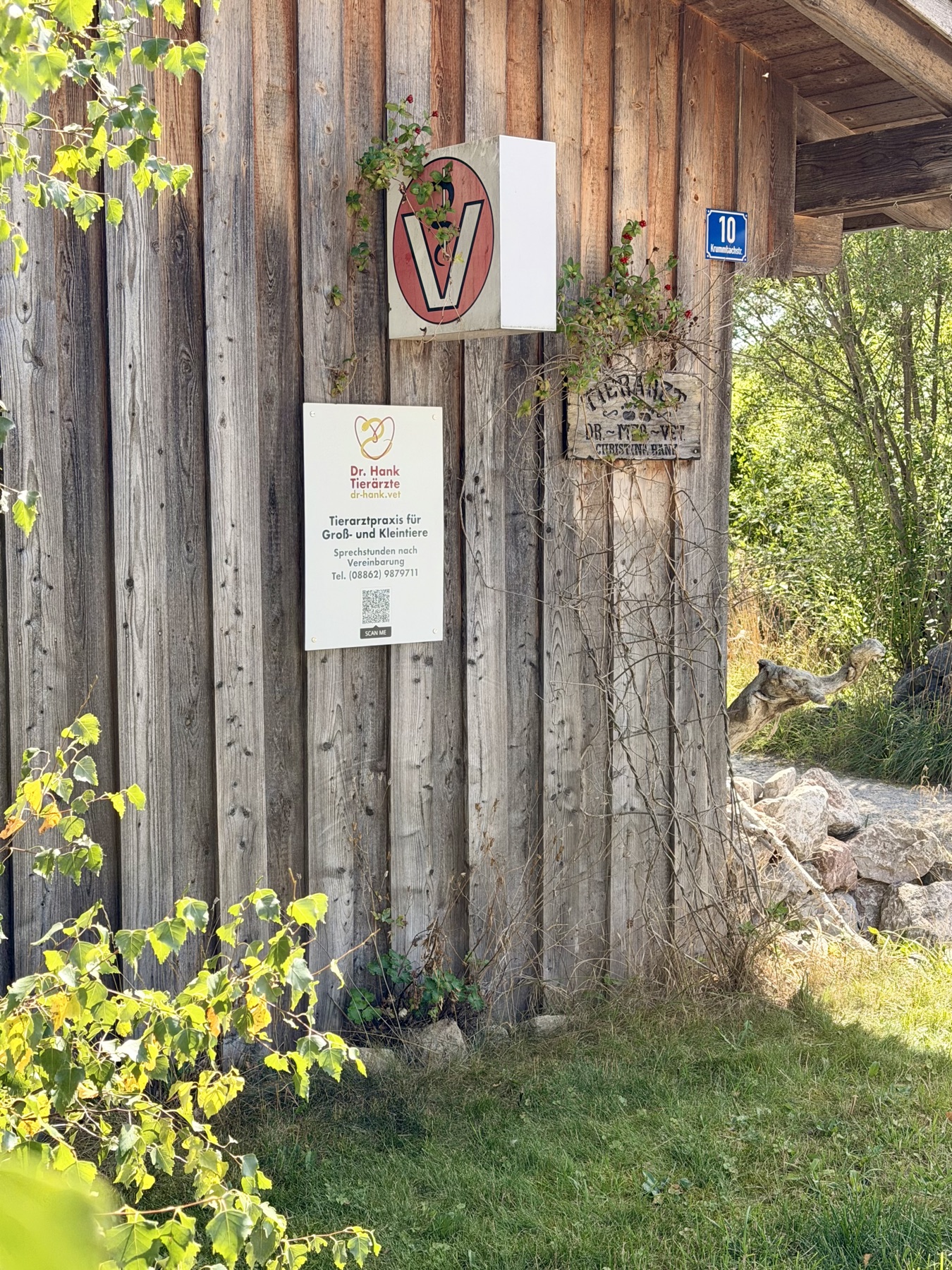 Praxisschild an der Holzfassade in Steingaden: Tierarztpraxis für Groß- und Kleintiere